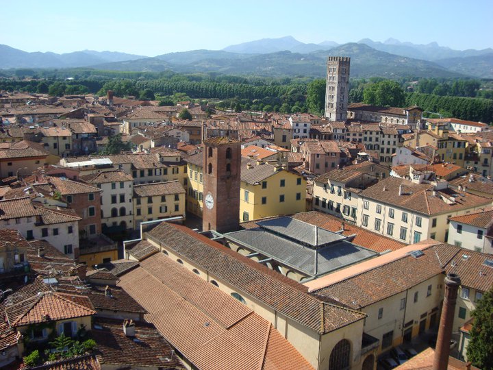 The Best Tuscany Road Trip Itinerary: Two Ways to Do It Right Lucca Italy - among the best cities to visit in Tuscany. It needs to be on any Tuscany road trip itinerary