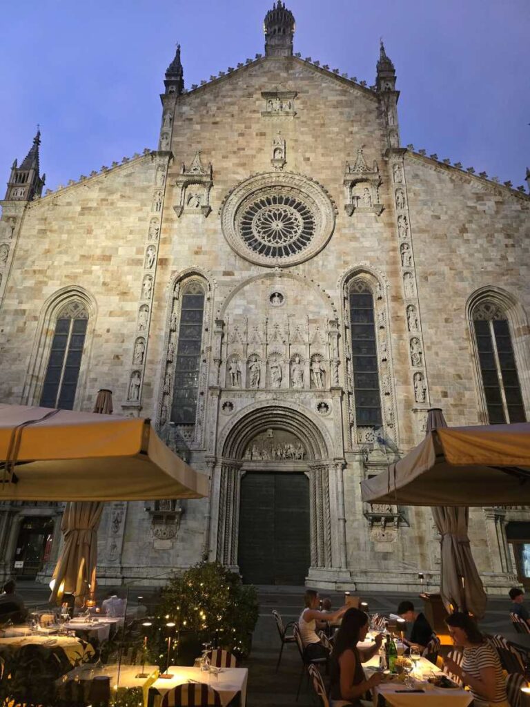Como Cathedral at night